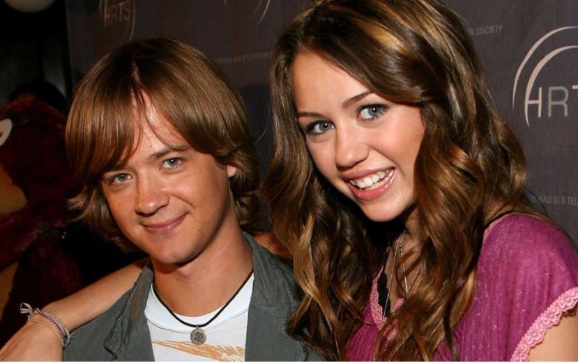 Na serie Hannah Montana o ator interpretava um personagem 15 anos mais novo e era 16 anos mais jovem que seu pai na série
