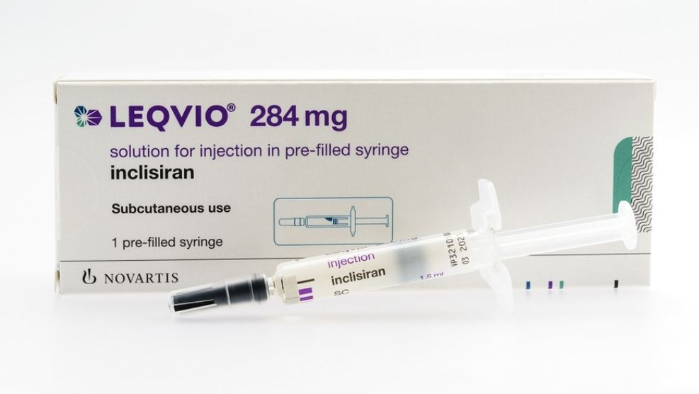 Comercialmente chamada de Leqvio, a nova droga foi aprovada para uso pelo Instituto Nacional de Excelência em Saúde e Cuidados do Reino Unido.