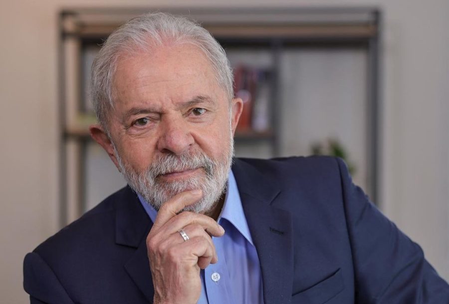 Ex-presidente Lula lidera as pesquisas de intenção de voto às eleições presidenciais de 2022
