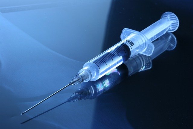 Israel já está administrando  a terceira dose do fármaco e se preparando para garantir que haja doses de vacina para uma eventual quarta dose da vacina.