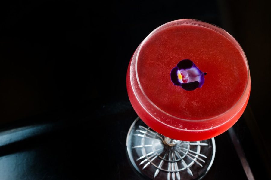 O drink Nitecap, de Jéssica Sanchez, leva vodka infusionada em flor de hibisco e redução de morango