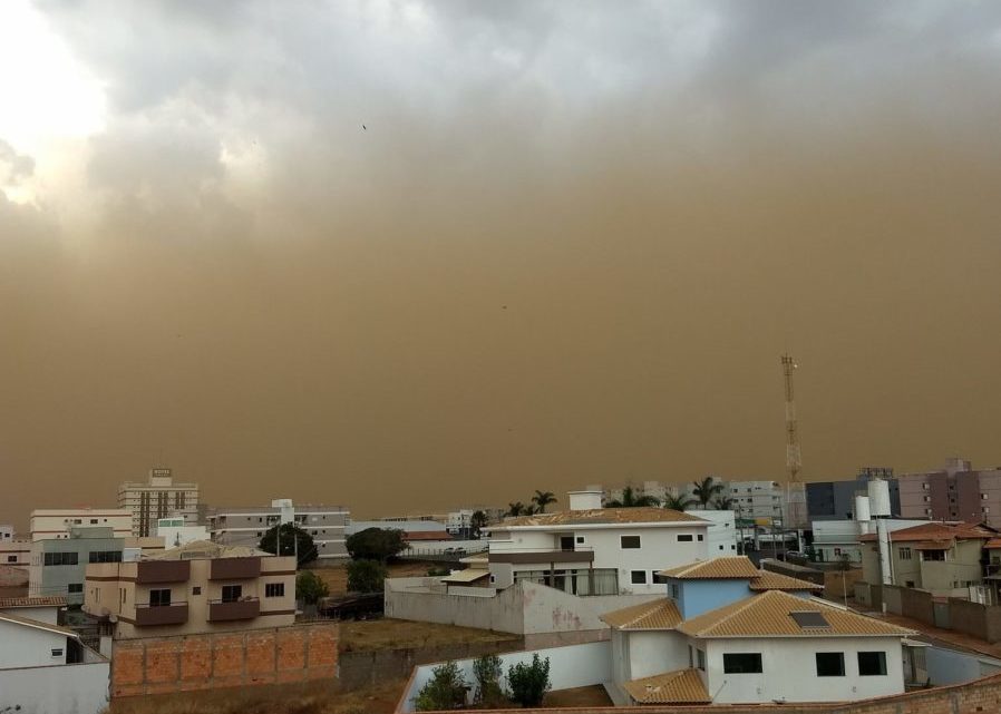 Nuvem de poeira atingiu cidades do oeste paulista e avançou a cidades de Minas Gerais