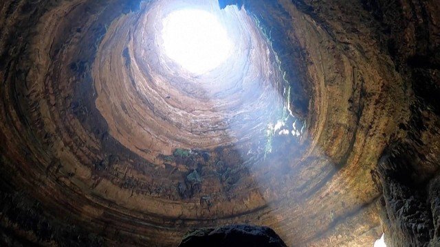 O explorador desceu pelo buraco de 30 m que fica no meio do deserto de Al-Mahara até alcançar a caverna subterrânea dentro do poço.