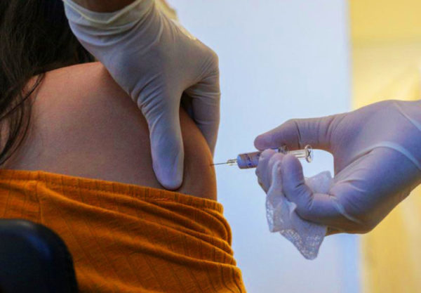 Governo de São Paulo vai manter a vacinação de jovens entre 12 e 17 anos sem comorbidades