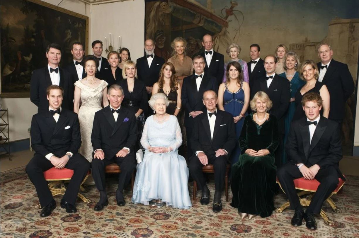 Elizabeth II está ocupando o trono britânico nos últimos 70 anos, batendo o recorde de sua tataravó, a rainha Vitória, que governou por mais de 63 anos.