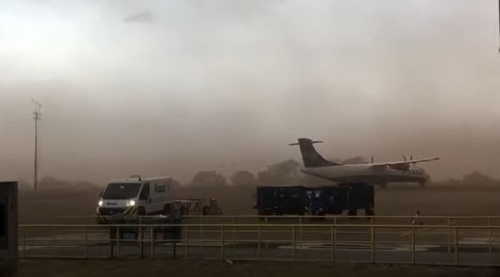 O fenômeno, ao atingir o Aeroporto Estadual Dr. Leite Lopes, arrastou uma aeronave da companhia Azul