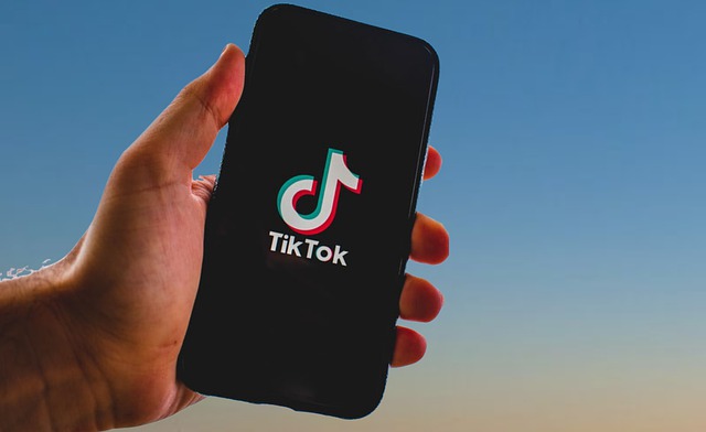 Nos EUA os usuários do TikTok passavam 24 horas por mês vendo conteúdos na plataforma. No YouTube passaram cerca de 22h40.