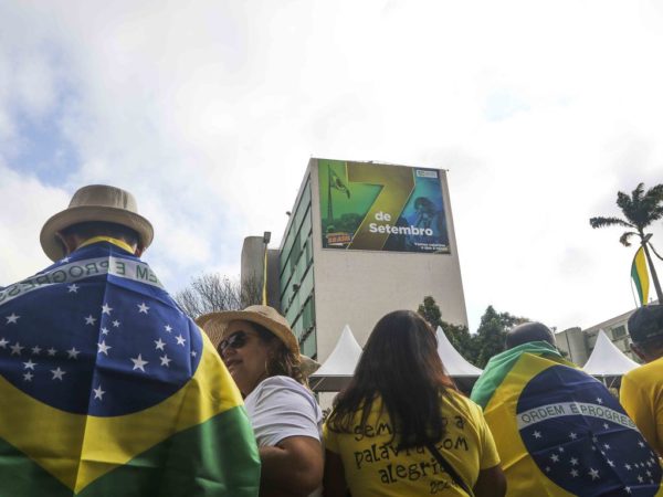 Apoiadores de Bolsonaro na Esplanada dos Ministérios