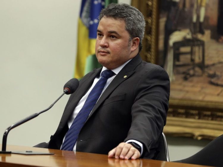 Deputado federal Efraim Filho (DEM-PB) é o relator do projeto que prorroga a desoneração da folha