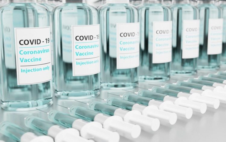 Pesquisadora brasileira defende uma meia dose de reforço de vacina contra a Covid-19