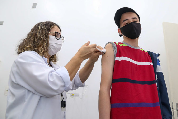 Adolescentes voltarão às filas de vacinação em SP