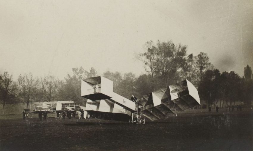 O primeiro voo do 14-Bis, conduzido por Santos Dumont, aconteceu em Paris