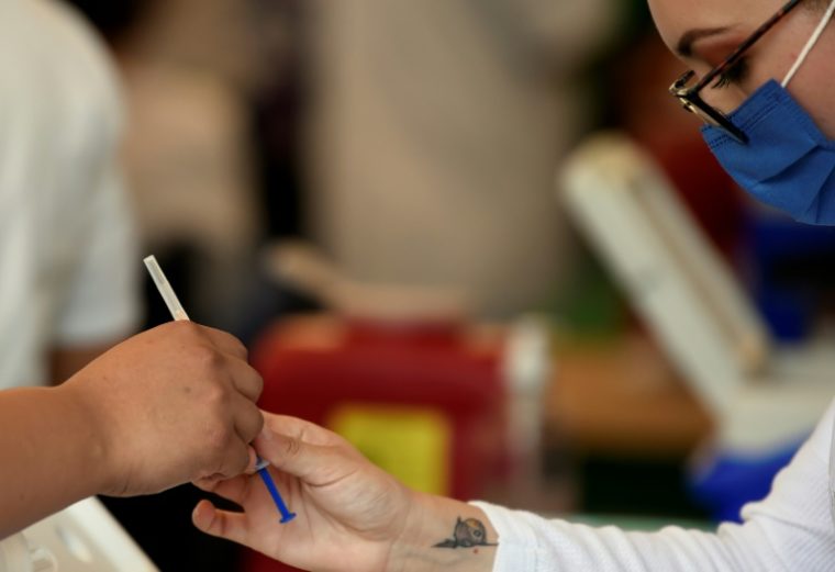 Enfermeira prepara dose da vacina da Pfizer contra a covid-19 no centro de vacinação montado no Campo de Marte da Cidade do México, em 12 de abril de 2021