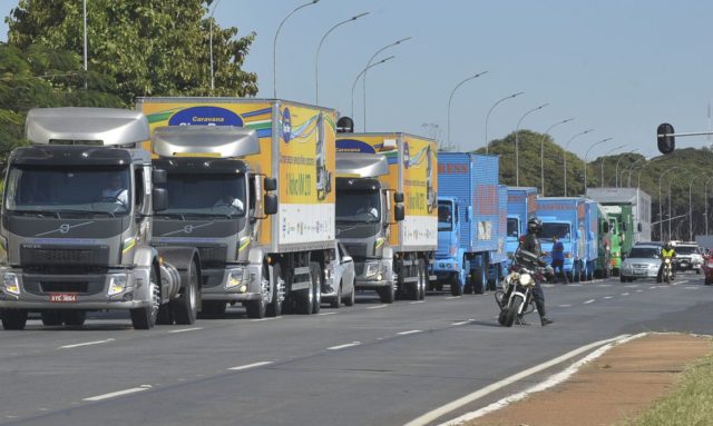 Caminhoneiros tentam negociar com as empresas o repasse do aumento do diesel ao frete