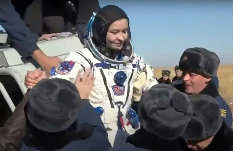 A nave espacial Soyuz MS-18 que transportou a atriz Yulia Peresild, de 37 anos, e o diretor Klim Shipenko, de 38, junto ao cosmonauta Oleg Novitski, pousou no Cazaquistão
