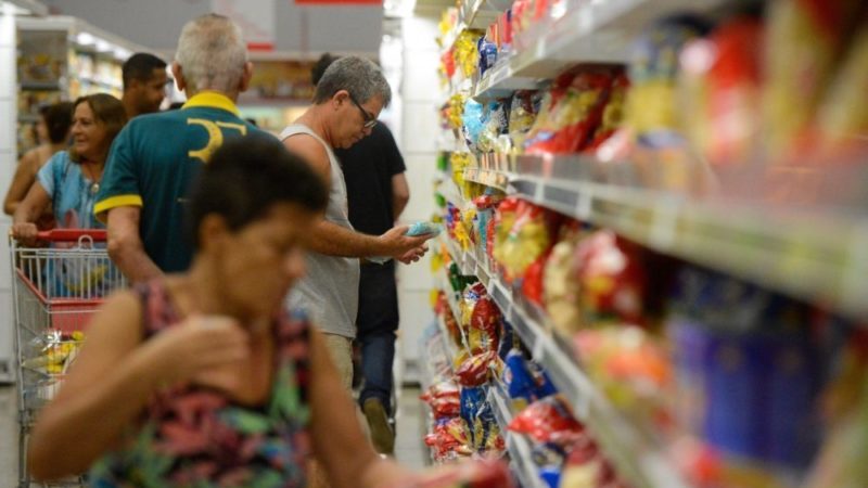 Cada vez mais cara, a compra de alimentos básicos nos supermercados só deve voltar ao normal quando a inflação recuar
