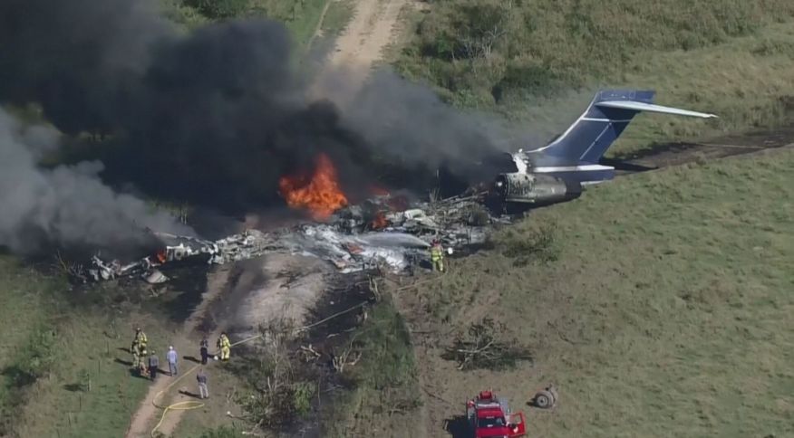 Todos os passageiros e tripulantes conseguiram deixar o avião com segurança antes que os bombeiros apagassem as chamas que envolviam o avião