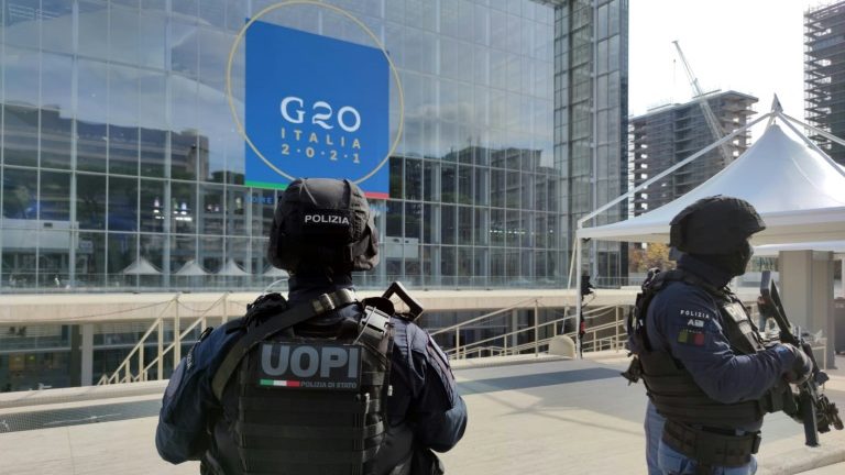 Policiais italianos diante do local da reunião de cúpula do G20, em Roma