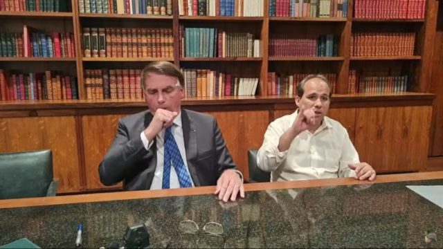 Incomodado pela tosse, Bolsonaro disse que está gripado