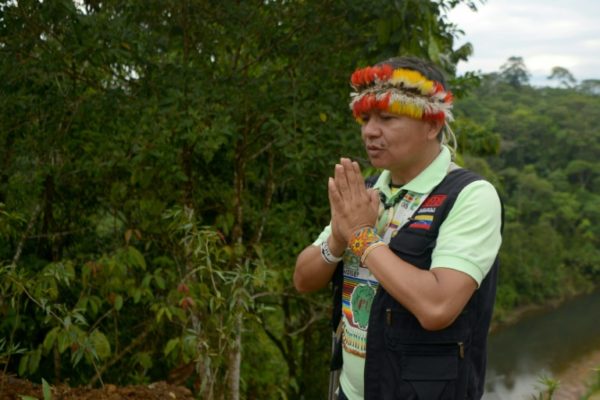 O presidente do Coordenador das Organizações Indígenas da Bacia do Rio Amazonas (COICA), Gregorio Mirabal, gesticula ao falar durante entrevista à AFP na Base Union, província de Pastaza, Equador Em 24 de setembro de 2021 - AFP