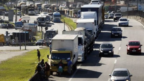 Os caminhoneiros prometem greve se o governo não ajustar a política de preços dos combustíveis, mas quer negociar saída