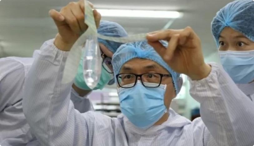 Um ginecologista da Malásia criou o que ele diz ser a primeira camisinha unissex do mundo que pode ser usado por mulheres e por homens.
