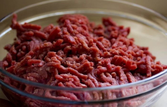 Na proposta, o novo regulamento prevê que a carne moída deverá ser embalada imediatamente após a moagem