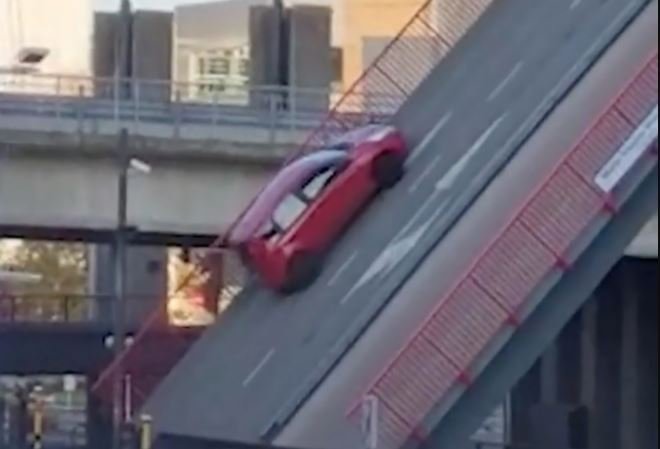 Câmeras flagraram o o momento em que o carro de uma família tombou para trás quando a ponte levadiça em que estavam se ergueu na Bélgica.