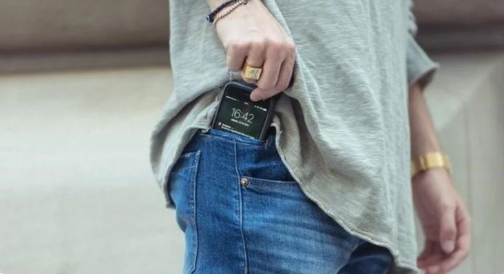Carregar o celular nos bolsos da calça, proximo da região genital, pode provocar algum dano na fertilidade masculina?