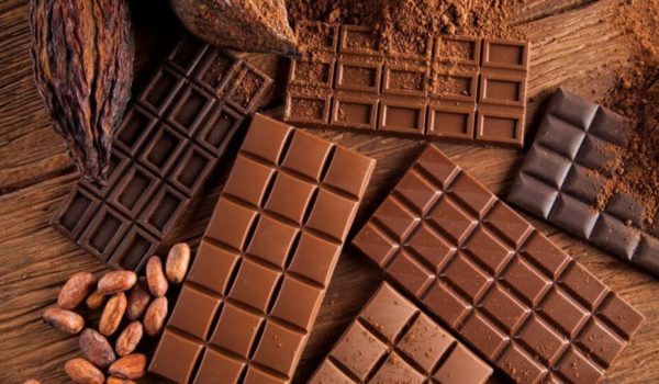 Apesar de muita gente pensar o contrário, cacau e chocolate não são a mesma coisa. Apesar de ser o principal ingrediente do chocolate, o cacau é uma fruta