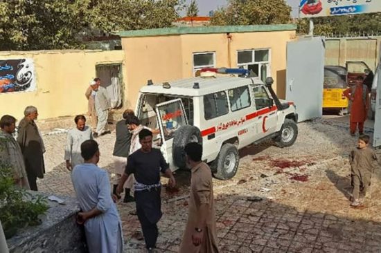 Uma ambulância chega para atender vítimas da explosão de uma bomba em uma mesquita em Kunduz, em 8 de outubro de 2021, no nordeste do Afeganistão
