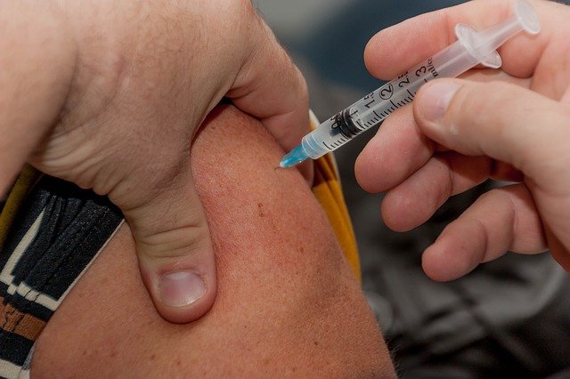 O grupo de peritos de aconselhamento da Organização Mundial de Saúde (OMS) considera “aceitável” a administração em simultâneo das vacinas