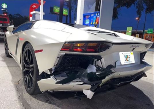 O vídeo de uma mulher que tenta culpar o motorista de uma Lamborghini de ter batido a traseira do carro de luxo na frente de seu automóvel se tornou viral.