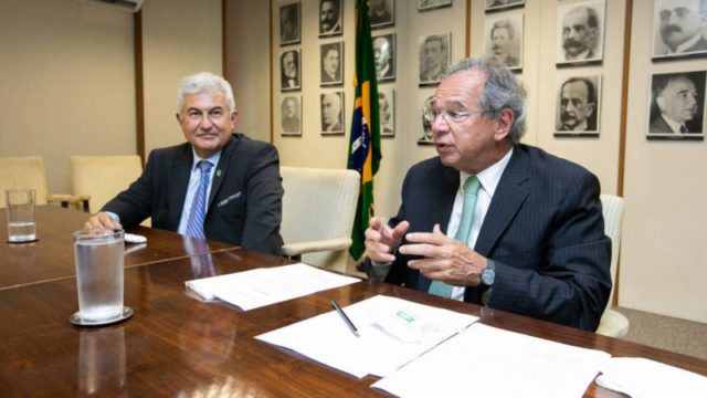 Para Guedes, Marcos Pontes gasta dinheiro em "foguete" ao invés de fomentar a ciência no Brasil