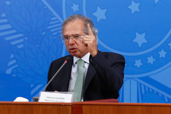 O ministro Paulo Guedes admitiu que vai rever o teto de gastos para pagar o Auxílio Brasil