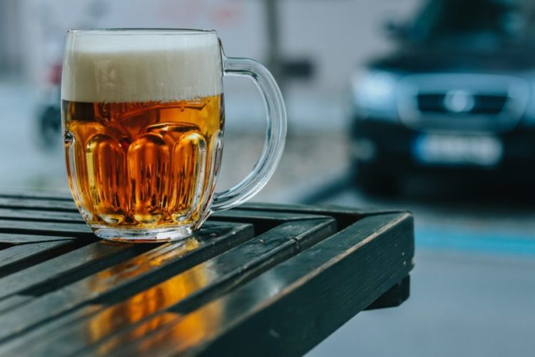 Aumento de preços da Ambev chega ao consumidor neste mês e deve estimular outras cervejarias a elevarem seus preços