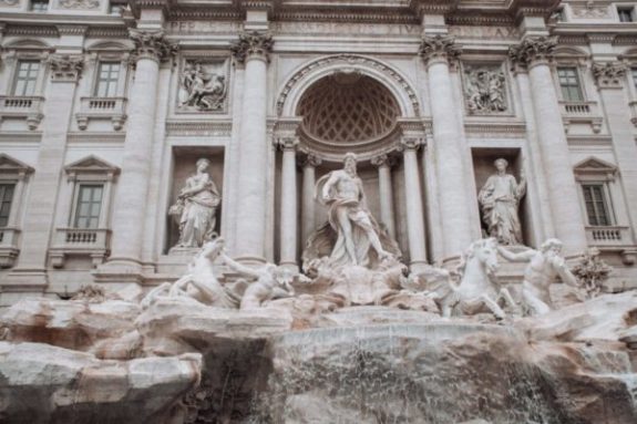 Fonte de Trevi, em Roma, acumula 1,5 milhão de euros por ano apenas com as moedas jogadas por turistas