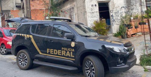 A Polícia Federal prendeu hoje (14) sete pessoas suspeitas de participação no assalto ocorrido na cidade de Araçatuba, no interior do estado, em agosto. Segundo o órgão, as buscas continuam para a captura de um oitavo suspeito.