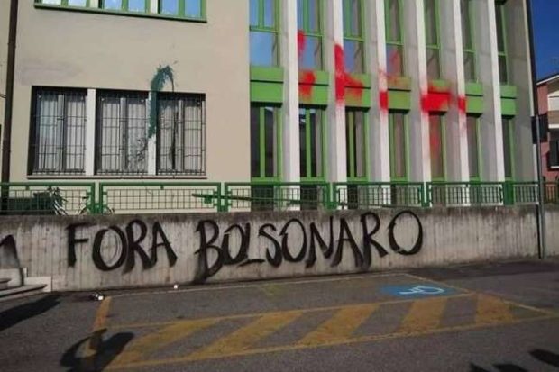 Ativistas italianos protestaram contra a visita de Bolsonaro com picho na prefeitura de Anguillara Veneta