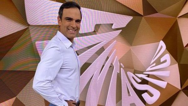 Neste domingo (10), Boninho, diretor de TV da Globo, confirmou que Tadeu Schmidt é o novo apresentador do Big Brother Brasil 2022. A bancada do Fantástico terá duas apresentadoras pela primeira vez, Maju Coutinho e Poliana Abritta.
