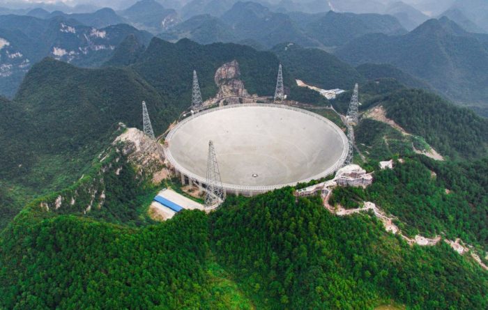 Em meio às montanhas da China, o maior radiotelescópio do mundo, com abertura de 500 metros é conhecido como o "olho da China no céu".