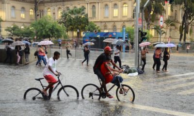 A segunda-feira (18) começou com tempestade na cidade de São Paulo, o que colocou toda a capital em estado de atenção para alagamentos das 4h46 às 6h35, informou o Centro de Gerenciamento de Emergências (CGE).