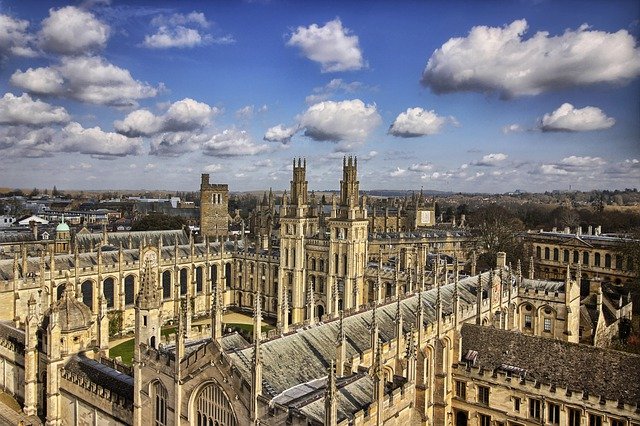 A Universidade de Oxford, na Inglaterra, é um dos centros de estudos mais celebrados do mundo