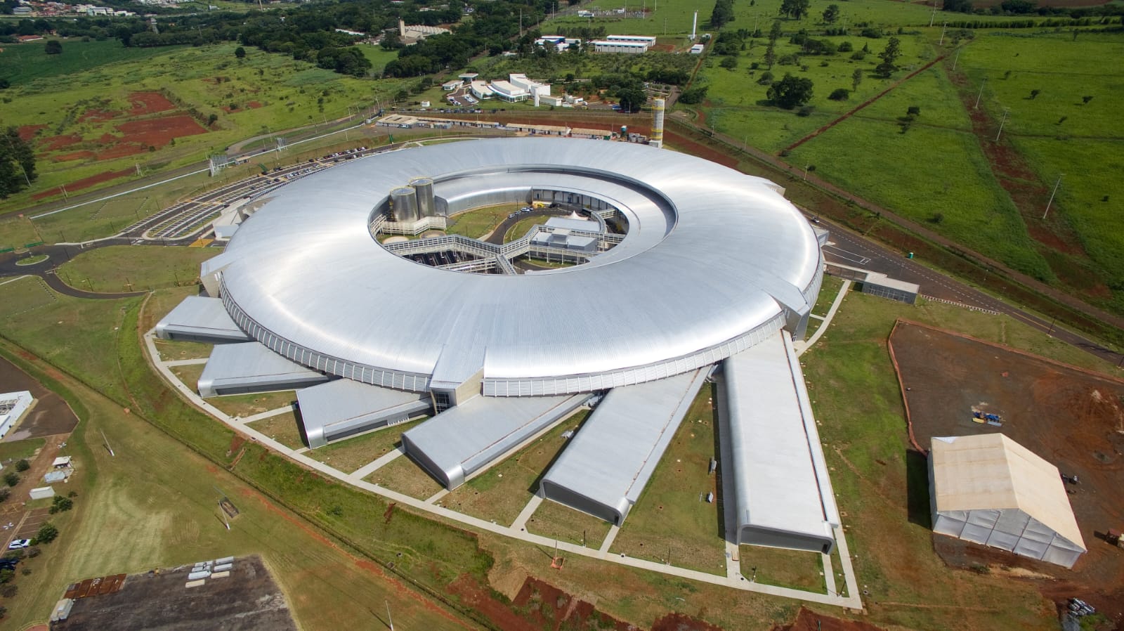 Uma das obras mais modernas da Racional é o Laboratório Nacional de Luz Síncrotron (LNLS), em Campinas (SP), onde funciona o Projeto Sirius, um acelerador de partículas de 4ª geração