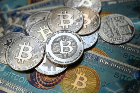 De acordo com o mercado internacional, na quinta-feira um bitcoin era negociado a 58.975,40 dólares, e nesta sexta registrou queda, chegando a 54.552,20 dólares