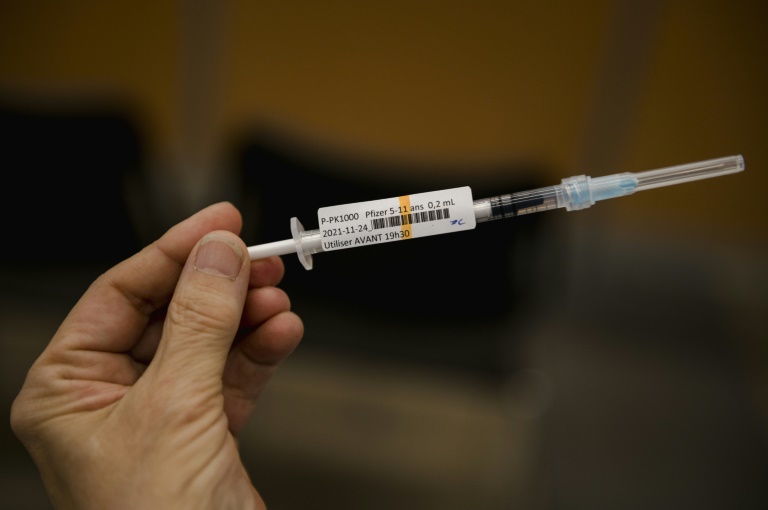No palácio do Congresso dezenas de crianças de Quebec foram as primeiras a receber a vacina Pfizer, autorizada para eles desde a sexta-feira