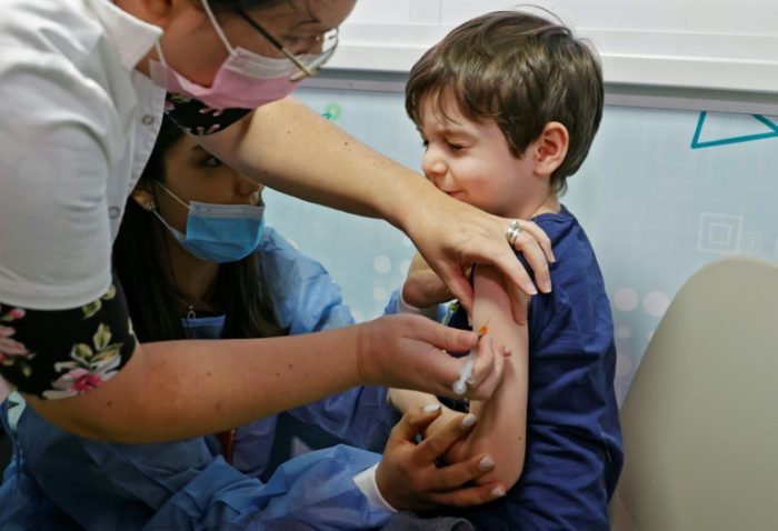O governo israelense tinha previsto iniciar na terça-feira a campanha de vacinação, com a esperança de prevenir uma quinta onda do coronavírus
