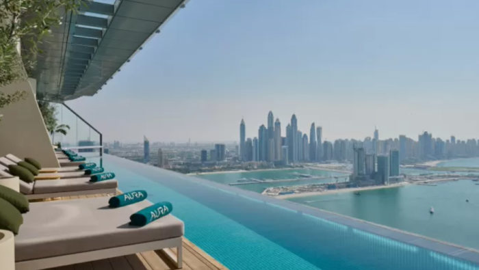 A Aura Skypool é uma piscina 360º que fica no 50º andar do arranha-céu “The Palm Tower”, localizado em Palm Jumeirah, uma ilha artificial criada pelo Emirado