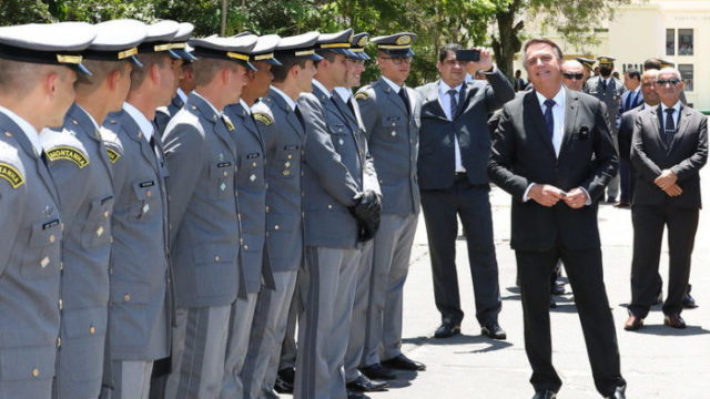 Bolsonaro participava de um evento com militares quando foi xingado por uma mulher