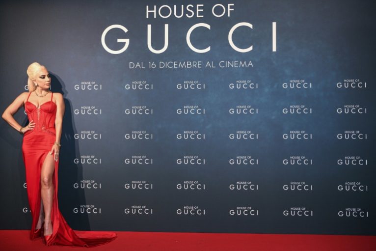 O texto afirma que os herdeiros de Gucci se sentiram particularmente ofendidos com a descrição de Patrizia Reggiani